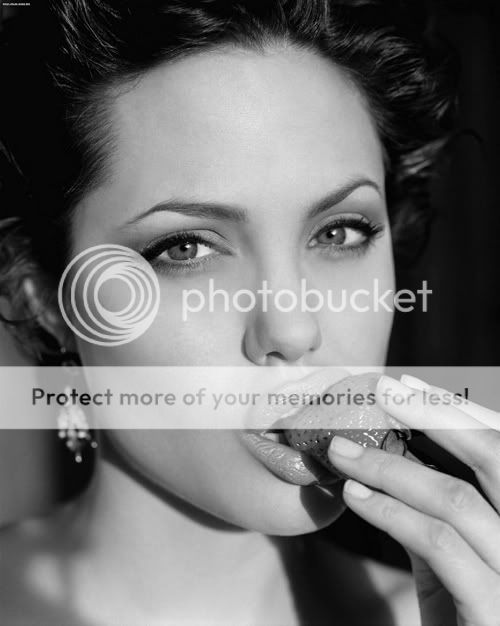 http://i875.photobucket.com/albums/ab314/Stef-/Angelina.jpg