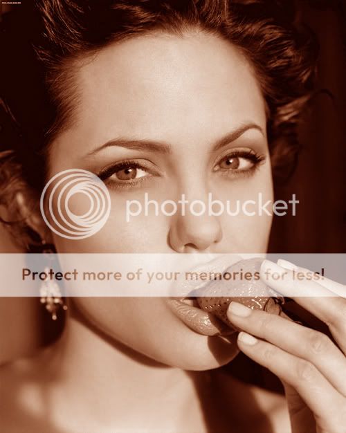 http://i875.photobucket.com/albums/ab314/Stef-/Angelina1.jpg
